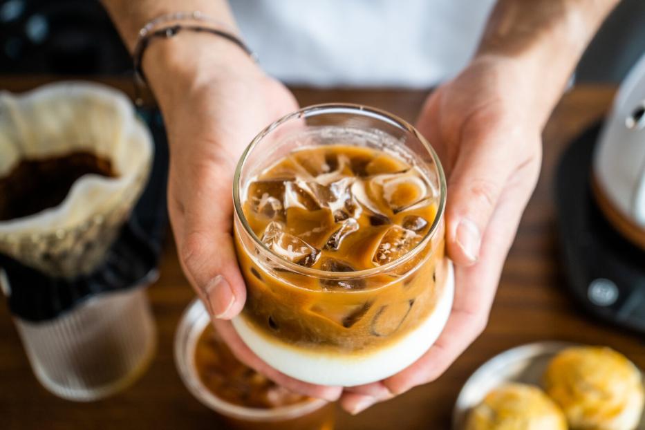 Kaffee mit Eis in einem Glas mit Milch