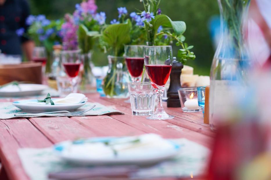 Gedeckter Tisch im Gastgarten