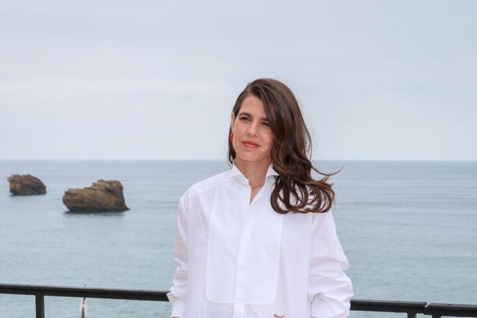 Chanel Cruise: Charlotte Casiraghi im Schwarz-Weiß-Look heute in Chanel.