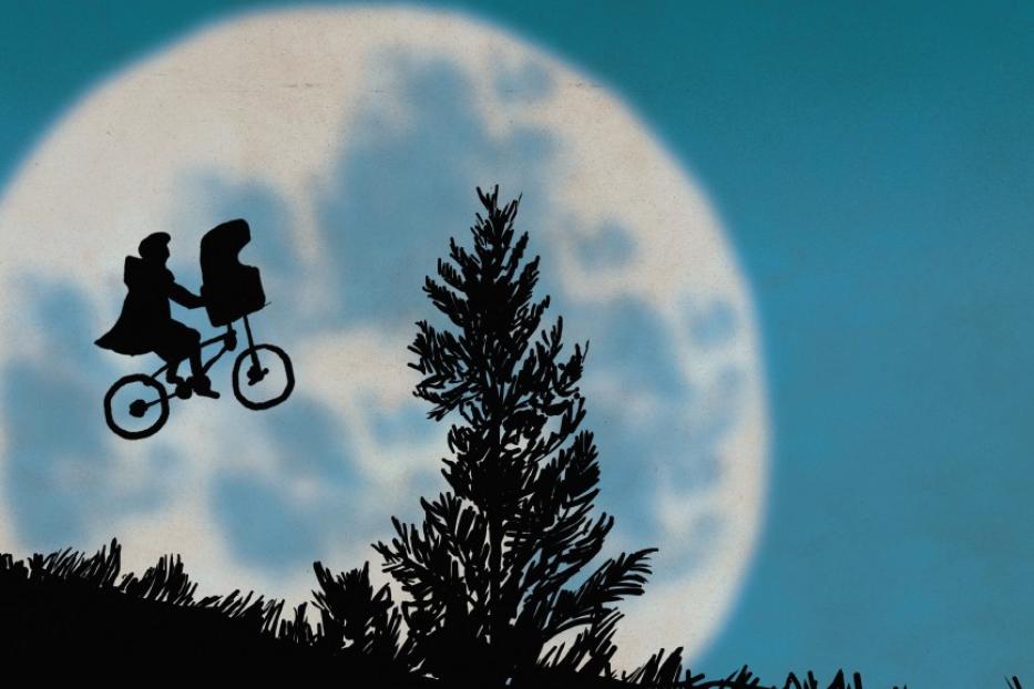 Ein Rad fliegt durch die Luft, im Hintergrund leuchtet der Mond