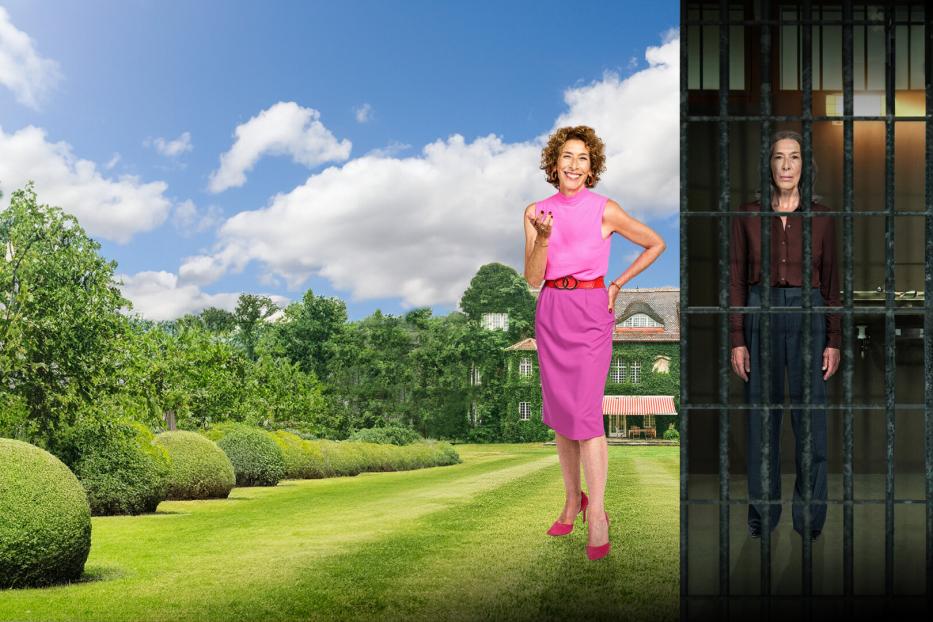 Adele Neuhauser in Pink steht fröhlich im Garten, daneben steht eine ernste Frau hinter Gefängnisgittern.