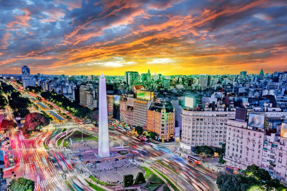 Der Obelisk von Buenos Aires überragt bei Sonnenuntergang den dichten Verkehr auf der Avenida 9 de Julio.