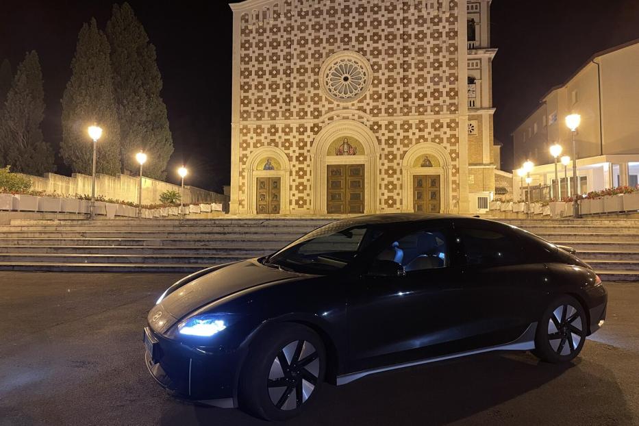 E-Auto vor der Kapuzinerkirche Santuario del Volto Santo in Manoppello.