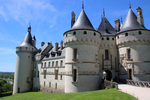 Das Schloss Azay-le-Rideau mit seinen Türmen und dem Wassergraben im hellen Sonnenlicht.