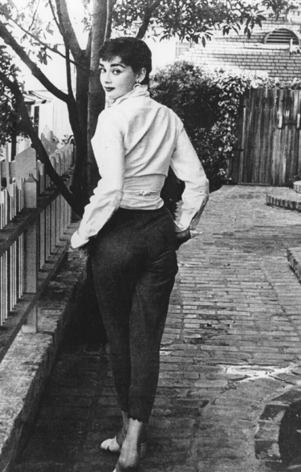Audrey Hepburn in einer Zigarettenhose