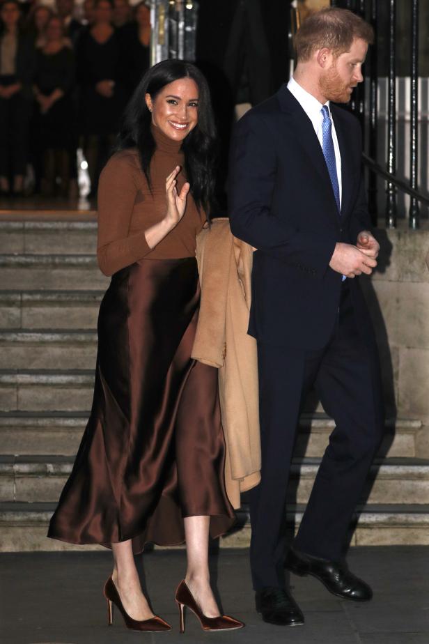 Meghan im Rollkragenpulli und mit wallendem Midi-Rock