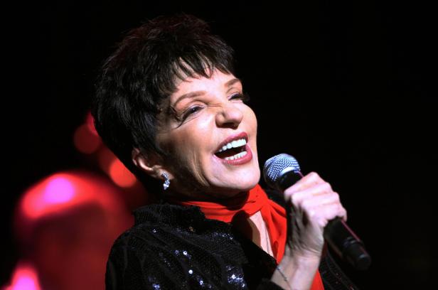 Liza Minnelli singt mit einem Mikrofon in der Hand.