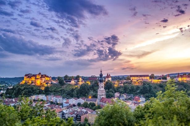 Das hübsche Städtchen Burghausen in der Abendsonne - darüber thront eine lange Burg