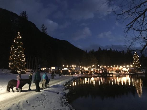 Der Adventmarkt am Pillersee ist einer jener Orte, von denen man nicht gleich glauben kann, dass es sie überhaupt gibt. Aber wenn man einmal dran glaubt, kommt das Weihnachtsgefühl recht rasch