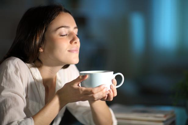 Eine Frau trinkt Kaffee.