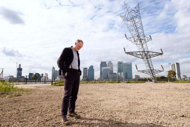 Alex Chinneck Greenwich  A Bullet from a Shooting Star“