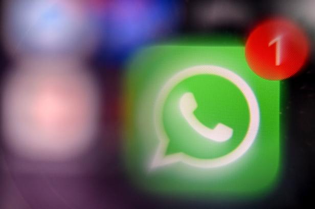 Nutzer*innen sollten dringend das aktuelle WhatsApp-Update durchführen.