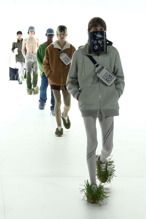 Loewe - Runway - Paris Men's Fashion Week S/S 2022-2023