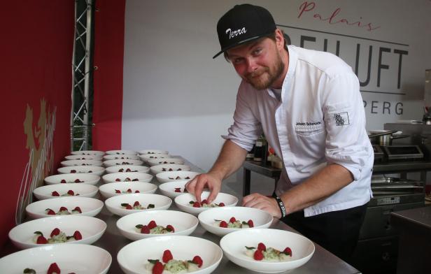 Haubenkoch Johann Schmuck legt bei seinen Speisen letzte Hand an