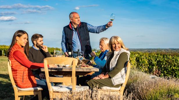 Weinverkostung in den Weinbergen Ungarns