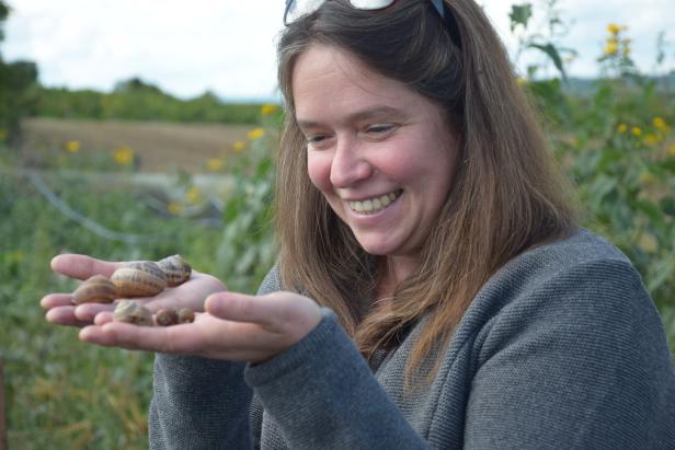 Jessica Wyschka züchtet in Obritz mit viel Liebe und Detailwissen Weinviertler Weinbergschnecken.