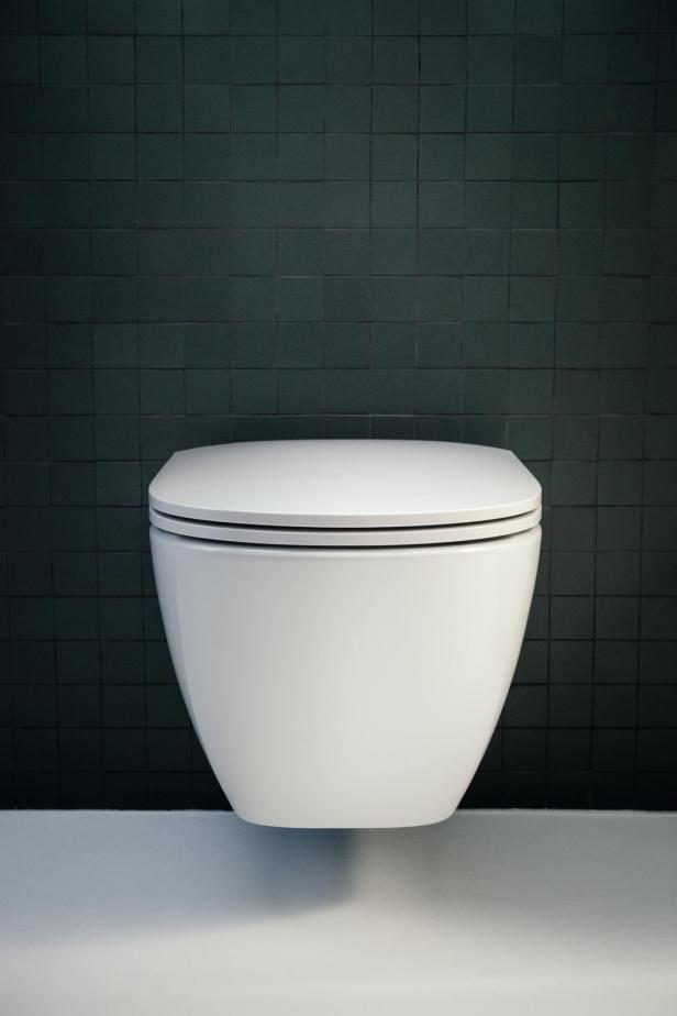 Das spülrandlose Wand-WC der Kollektion gibt es in einer kompakten Ausführung, damit man es auch in kleinen Räumen perfekt integrieren kann.