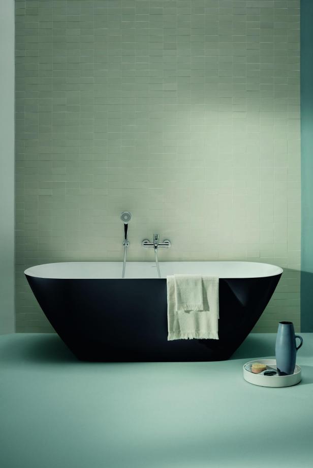 Die LUA Badewanne ist neben klassischem Weiß auch in Schwarz-Weiß erhältlich.