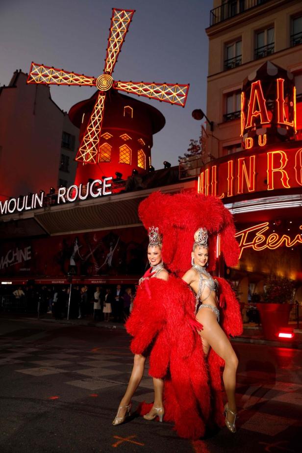 Cancan-Tänzerinnen vor dem Moulin Rouge