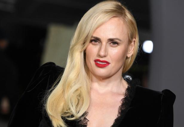 Schauspielerin Rebel Wilson blickt direkt in die Kamera