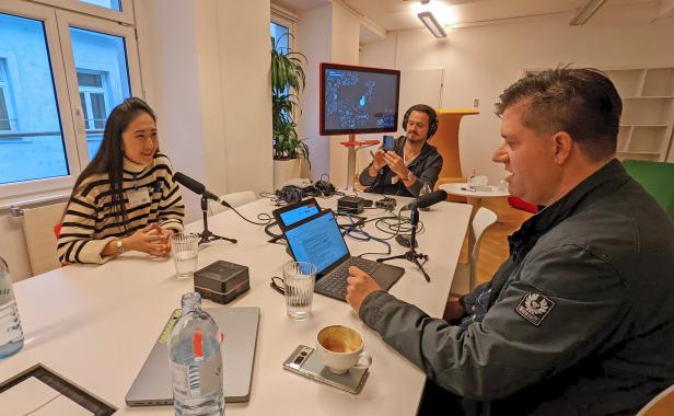 Joanna Zhou redet während eines Podcasts ins Mikro