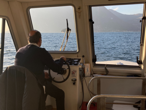 Bei einer Bootsfahrt auf dem Iseosee ist Zeit zum Durchschnaufen. Während der Kapitän mit Gelassenheit über die sanften Wellen lenkt, kann man die malerische lombardische Landschaft genießen. Absetzen lassen sollte man sich auf der Monte Isola. Die größtenteils autofreie Insel eignet sich hervorragend für entschleunigte Spaziergänge.