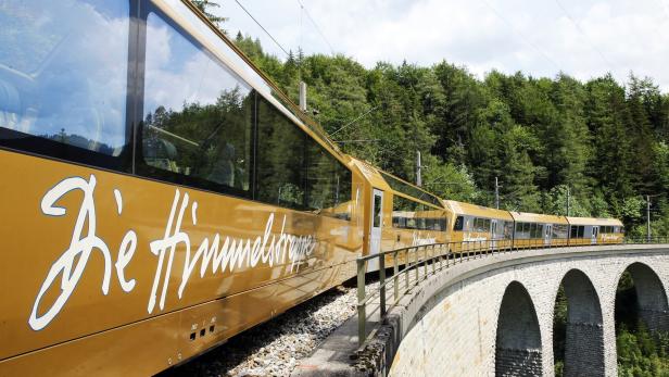 Atemberaubende Ausblicke auf Berge, Täler und Flüsse