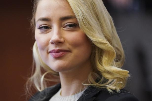 Ein Porträt von Amber Heard mit blonden, gewellten Haaren.
