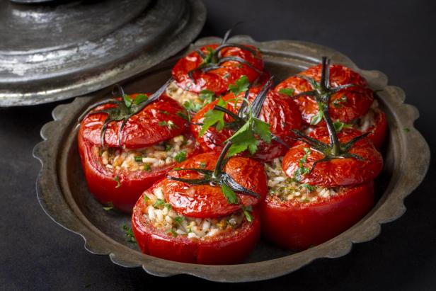 Traditionelles türkisches Essen; Gefüllte Tomaten mit Olivenöl gefüllt mit Reis - Stock-Fotografie