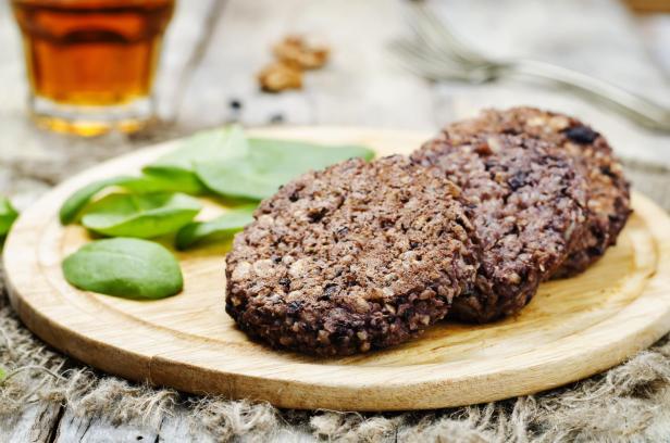 Schwarze Bohnen braun Reis Walnuss Hafer Burger mit Spinat - Stock-Fotografie