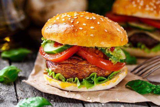 Vegetarische burger mit gegrillter white nail polish - Stock-Fotografie