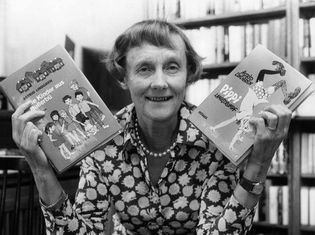 (GERMANY OUT) Astrid Lindgren (*14.11.1907-28.01.2002+), Schriftstellerin, Kinderbuchautorin, Schweden, - mit ihren Büchern `Die Kinder aus, Bullerbü' (erschienen 1946, deutsch 1954), und `Pippi Langstrumpf' (erschienen 1945,, deutsch 1949), - 1972 (Photo by Binder/ullstein bild via Getty Images)