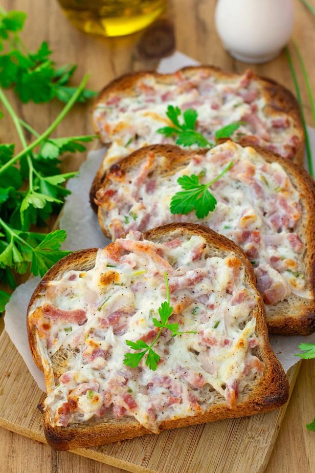 Flammekueche Toasts mit Lardons, Zwiebeln und saurer Sahne creme fraiche