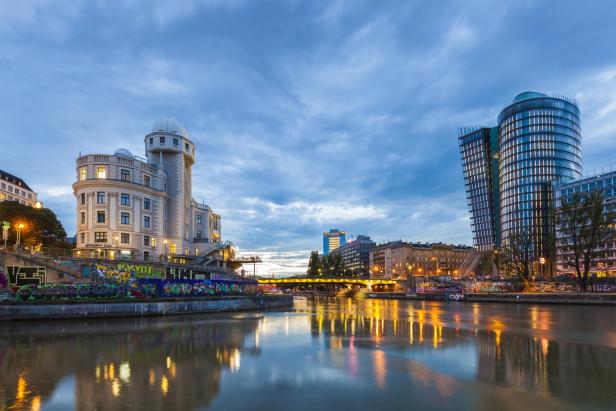 Austria, Vienna, Danube Canal, Urania, observatory and cinema, Uniqa Tower - Stock-Fotografie