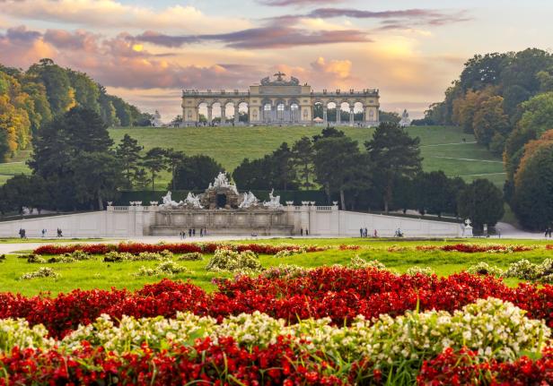 Gloriette Pavillon und Neptun-Brunnen im Park Schönbrunn, Wien, Österreich - Stock-Fotografie