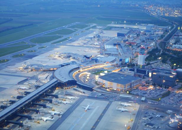 Luftaufnahme der Vienna International Airport - Stock-Fotografie