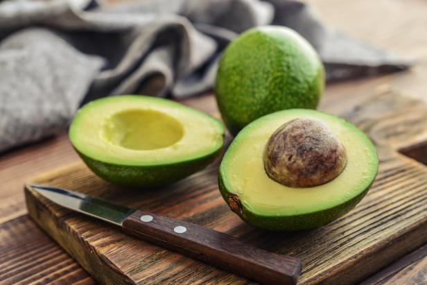 Frische Avocados auf Schneidebrett - Stock-Fotografie