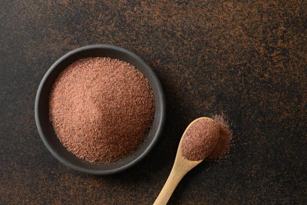 Indian Black salt,Kala namak in wooden bowl Indian cuisine,Romania - Stock-Fotografie