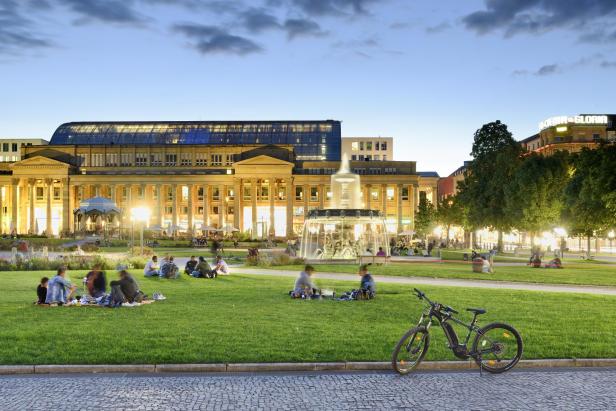 Stuttgart: Relaxen auf dem Schlossplatz mit Jubiläumssäule und Springbrunnen