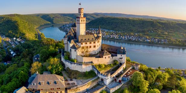 Braubach: Die Marksburg thront über dem Rhein, Route der Rheinromantik;, Oberes Mittelrheintal