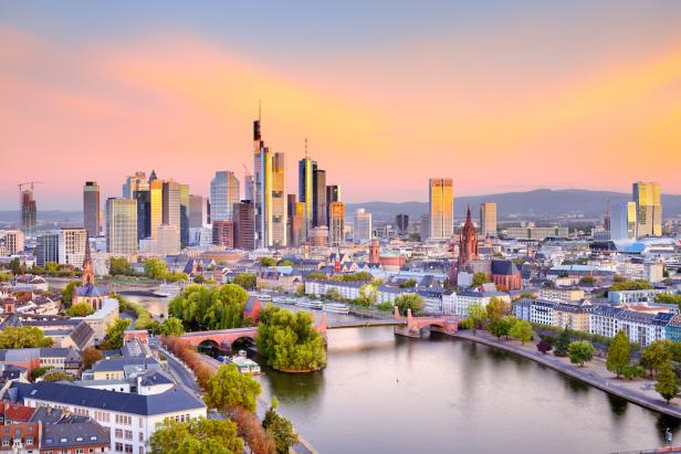 Frankfurt/Main: Der Main auf die Skyline 