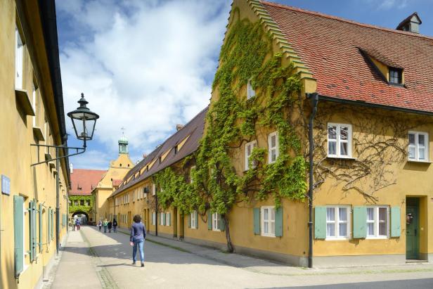 Augsburg_Die_Herrengasse_in_der_Fuggerei,_Straße_der_Romantik