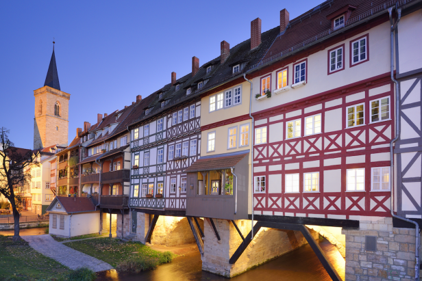 Erfurt: Krämerbrücke und Ägidienkirche am Abend