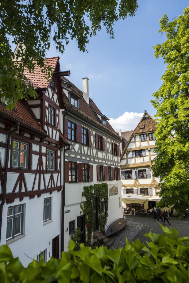 Gebäudegruppe im Fachwerkstil mit Fenstern