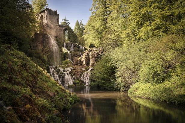 Ein von Bäumen umgebener Wasserfall