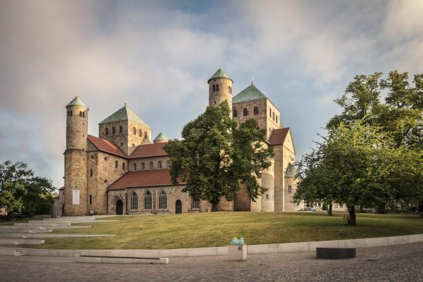 Kirche mit Türmen und einem Baum vor dem Gebäude