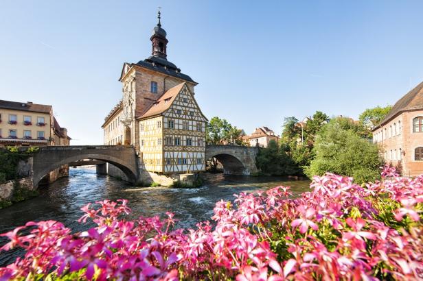 Bamberg_Altes_Rathaus_mit_Rathausbrücke,_UNESCO_Welterbe