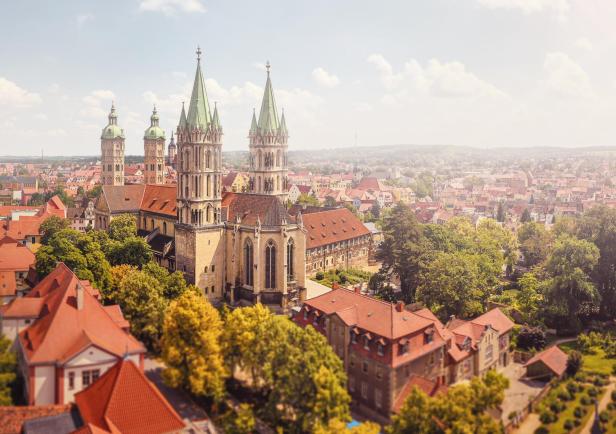 Große Kirche mit zwei Türmen in einer mittelalterlichen Stadt