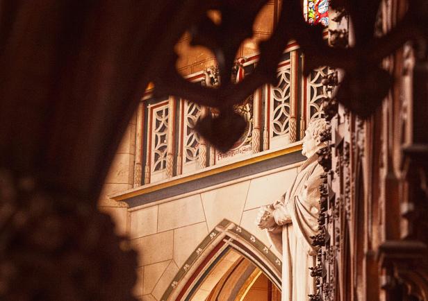 Nahaufnahme einer Kirche von innen im gotischen Stil