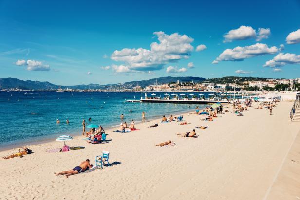 Die Strände wurden  2018 verbreitert. Die Croisette bietet öffentliche Abschnitte, berühmt  sind auch die teuren  privaten Beach Clubs